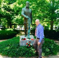 Праправнукът на журналиста поднася цветя пред статуята на своя виден родственик