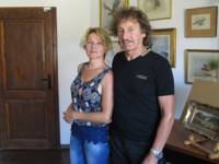 Албина Нестерова и Карл Баркер Смит от година и половина са избрали лясковското село Драгижево за свой дом