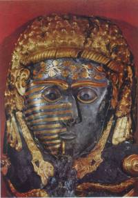 Тракийка с татуирани върху лицето линии, изобразена върху наколенник, открит в Могиланската могила във Враца