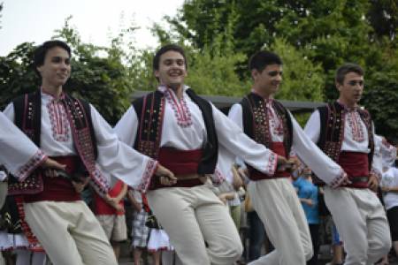 Над 200 музиканти и танцьори представят фолклора и обичаите на осем държави