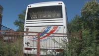 Автобусът на спечелилата търга фирма „Еделвайс 0707“, който трябва да извозва мигрантите, но в момента е под ключ на полицейския паркинг в Царево