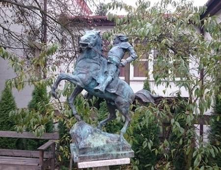 Скулптура на Владислав Варненчик пристигна с ТИР във Варна