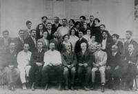 Чудомир (най-отзад, вторият от дясно наляво) сред колектива на педагогическото училище в Казанлък през 1925 г.