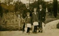 Георги Чорбаджийски със съпругата си Донка и двете им дъщери през 1927 г.