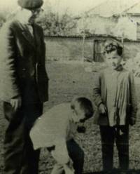 Писателят с правнука на брат си – малкия Димитър, през 1967 г. 