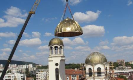 Храм „Св. Три Светители“ в Шумен грейна с чисто нов купол