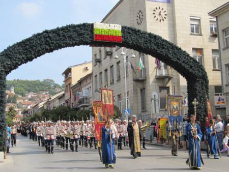 С фестивал на занаятите, военни духови оркестри, изложби и концерти Велико Търново пет дена чества Независимостта