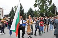 По традиция се извива голямото търновско хоро, но което се хващат стотици любители на неравноделните български ритми