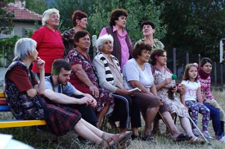 Младежи помагат на възрастните в три села в Северозападна България