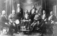 Министерският кабинет на Александър Малинов, по време на обявяването на Независимостта, отляво надясно А. Ляпчев, ген. Д. Николаев, Н. Мушанов, Ал. Малинов, чиновникът Калинков, Ст. Паприков, И. Салабашев и М. Такев 