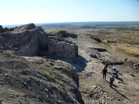 Кули и крепостни стени смайват археолозите край Русокастро