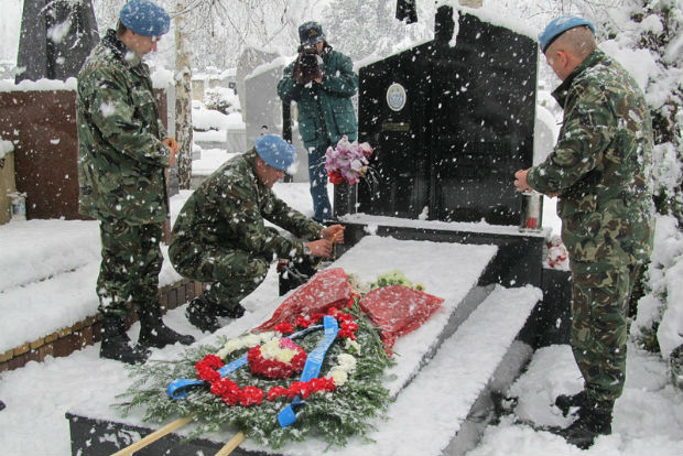 След 13 години „Шок и ужас“ в Ирак: За чия кауза загинаха българските войници?