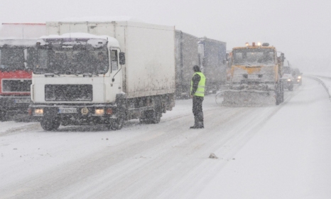Отново затвориха магистрали и пътища заради снега
