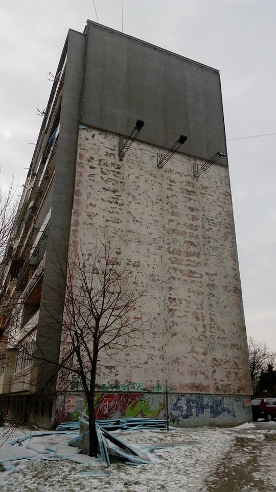 Саниране по герберски: Падна изолацията на цял блок във Варна!