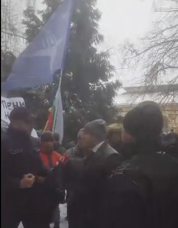 Тумба цигани протестират в центъра на София