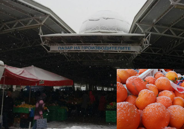 Сняг вали под купола на Пазара на производителите в Кърджали