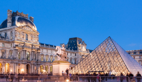 Напрежение в Париж, нападател с нож е прострелян пред Лувъра