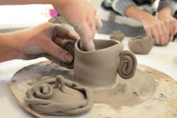 Базар на ученически пластики ще събира пари за пещта в бургаската школа по керамика
