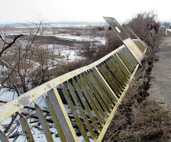 Откъртена греда и парапет на мост в Шумен спряха влаковете