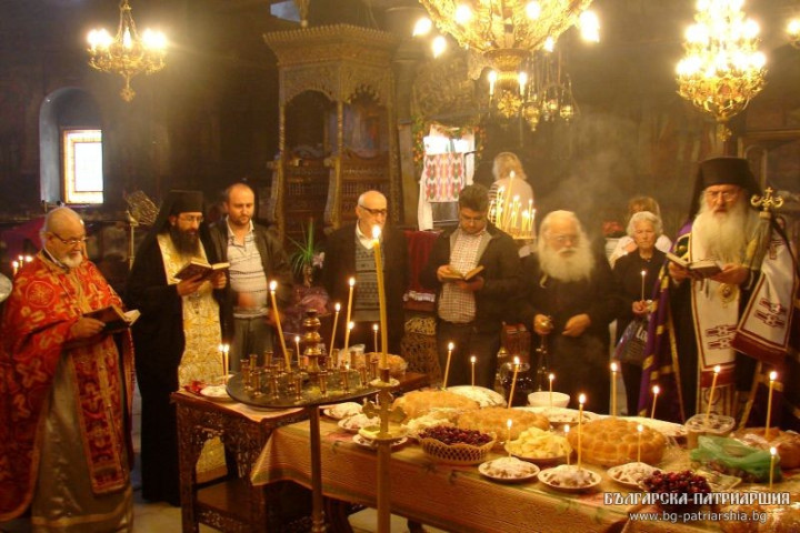 Задушница е, да почетем мъртвите по стара българска традиция!