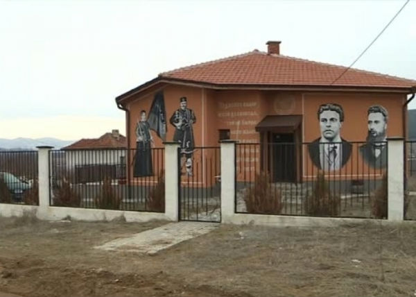 Българи красят домовете си с образите на Левски и други наши герои