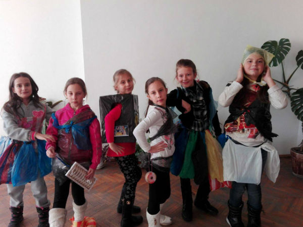 Деца от Белоградчик шият костюми от хартия, найлони и пластмаса