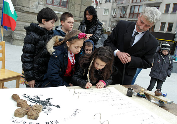 Бургазлийчета писаха с паче перо пожелания за 3 март под зоркото око на Иван Вазов
