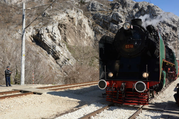 България се кани да развива редовни атракционни пътувания с ретро влакове