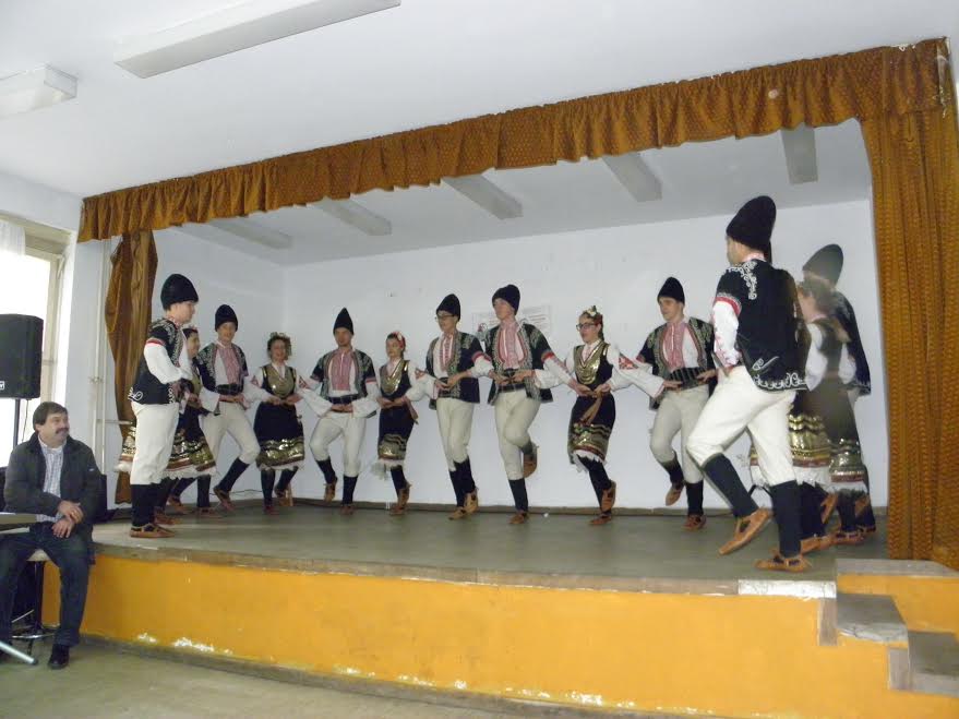 Перничани танцуваха пред българите от някогашното трънско село Звонци, останало след Ньойския договор в Сърбия