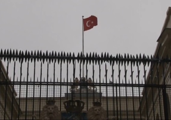 Над холандското консулство в Истанбул се развя... турско знаме