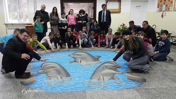 3D делфини "заплуваха" във фоайето на най-голямото ардинско училище