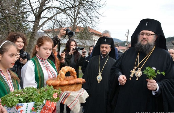 Врачанският митрополит Григорий бе посрещнат тържествено на границата на Врачанска епархия