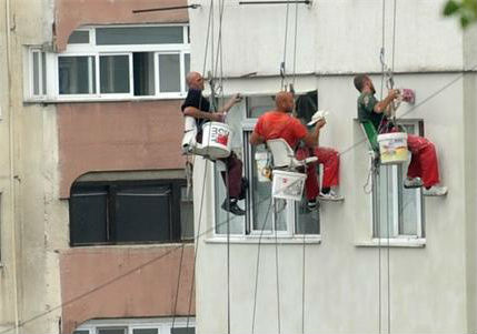 Инспектори засякоха десетки нарушения при санирането в Благоевград