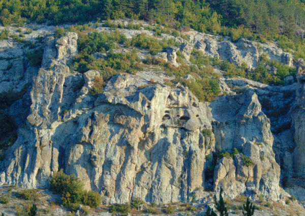 Какви тайни крие каменната панорама край село Дъждовница в Източните Родопи