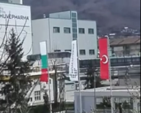Домусчиев развява турски флаг в свой завод