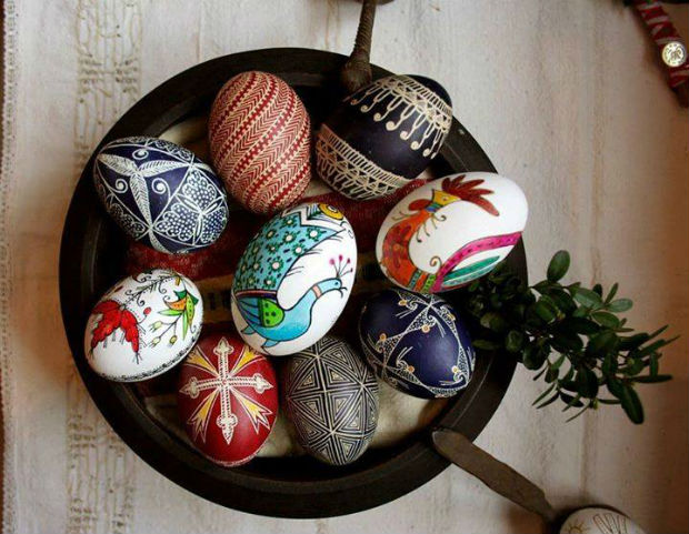 Майсторка в ихтиманската техника за писане на великденски яйца гостува в Пловдив