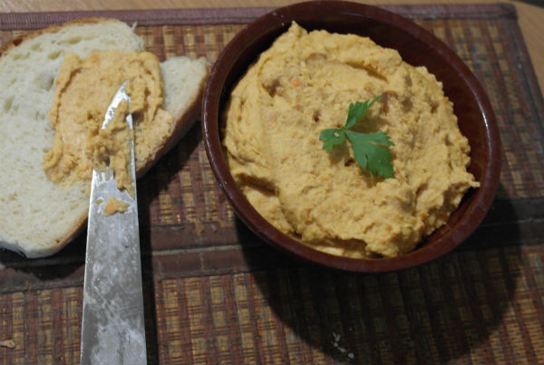 Хумус от червена леща и сусамов тахан