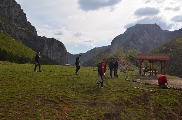 Младежи почистиха и залесиха местност във Врачански балкан