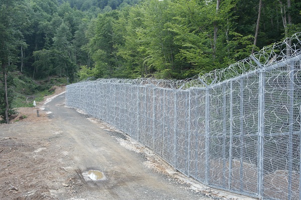 Оградата по границата е едноредова заради силния бежански натиск