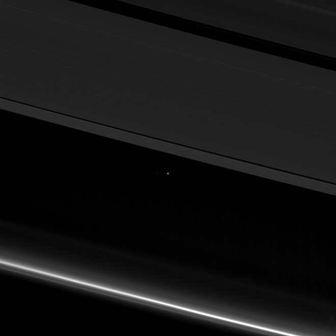 НАСА разпространи уникална снимка на Земята, видяна през пръстените на Сатурн