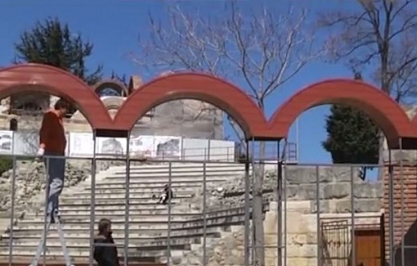 В Несебър демонтират пластмасовите арки
