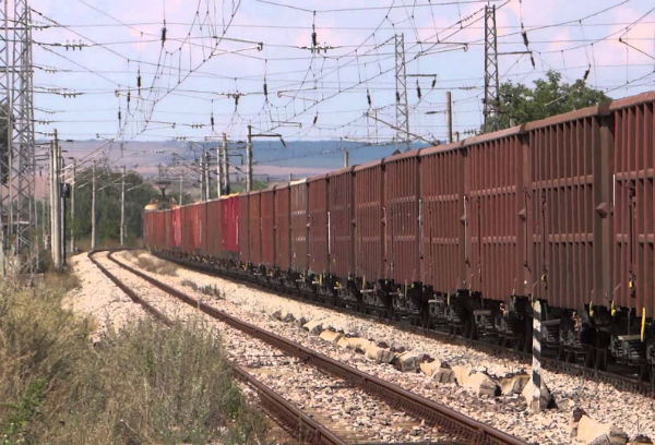 Локомотив на товарна композиция дерайлира, отклоняват другите влакове по трасето