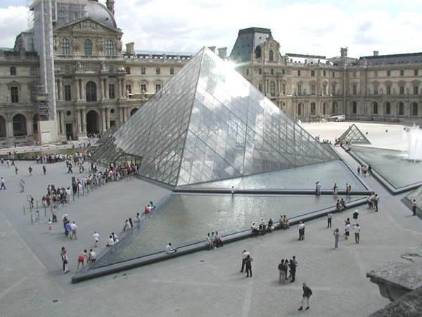 Париж отново под напрежение: Сигнал за бомба опразни Лувъра
