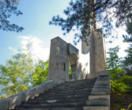 Кметицата на Клисура търси помощ за ремонт на мемориал за Априлската епопея