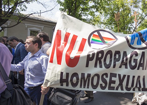 Православни християни провалиха с хоругви гей парад в Молдова