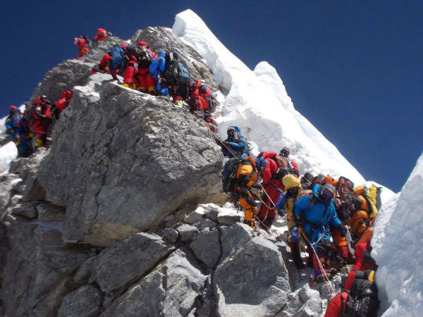 Тази година има рекорден брой желаещи да покорят Еверест