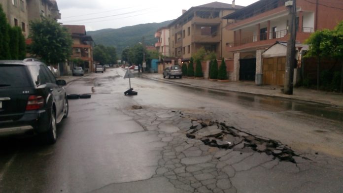 Вижте какво причини проливният дъжд на една от най-натоварените улици в Петрич