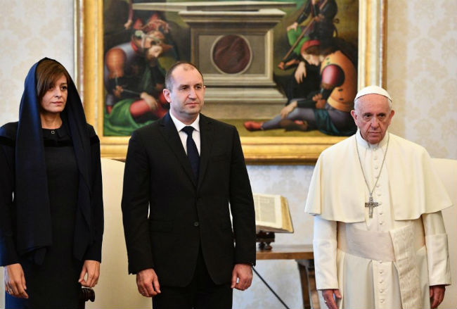 Румен Радев отговаря защо е нямало духовници в делегацията при папата