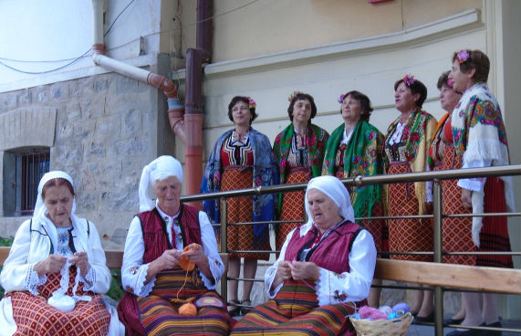 Бабите в Банско учат туристите да плетат шушони и да нашиват българска бродерия
