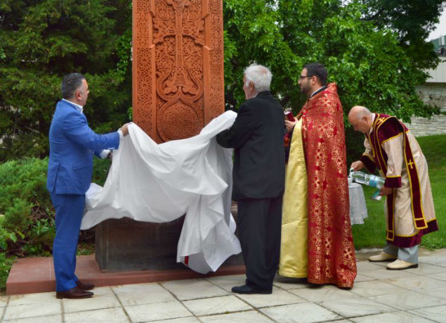 Арменците в Сливен поставиха мемориален знак – хачкар